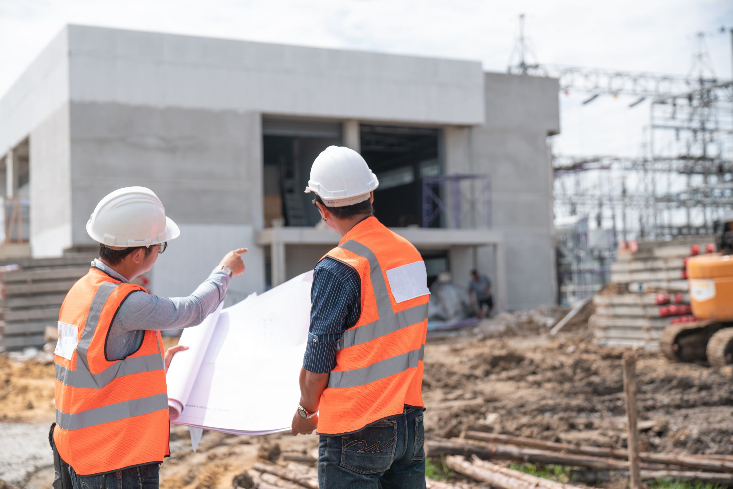 construction-engineers-discussion-with-architects-at-construction-site
